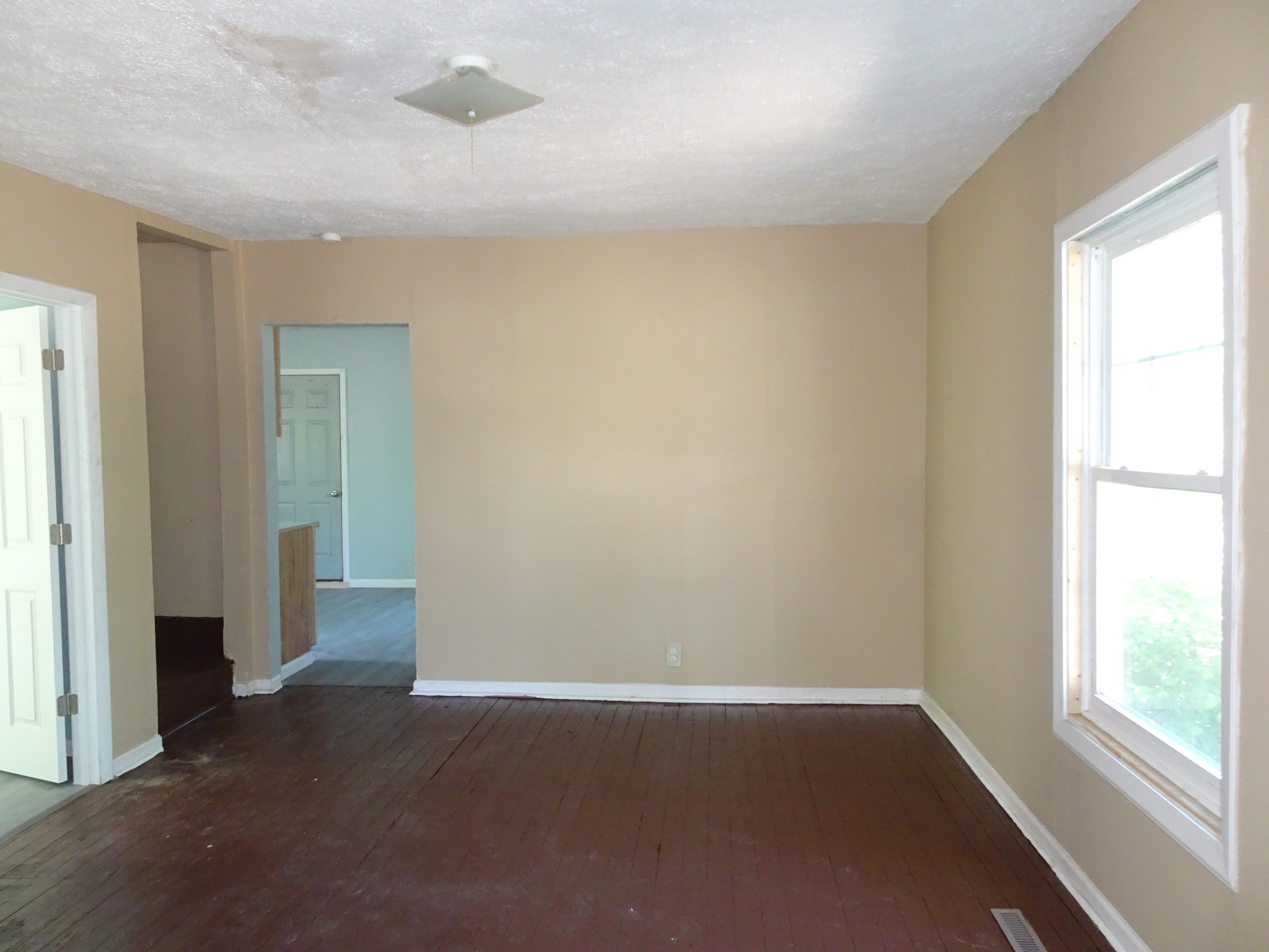 8 Front room.JPG